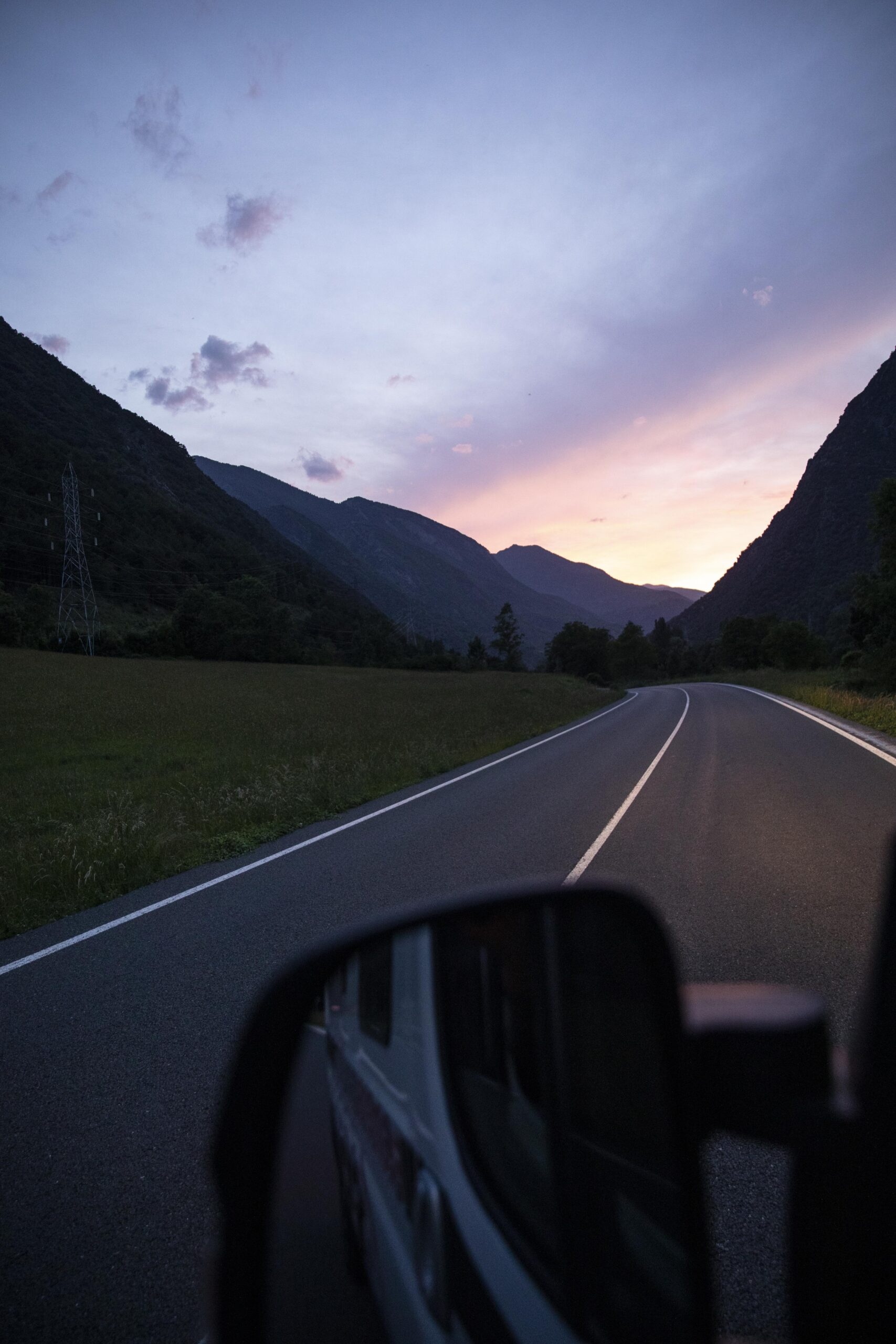 viaja-en-coche-al-concepto-del-amanecer